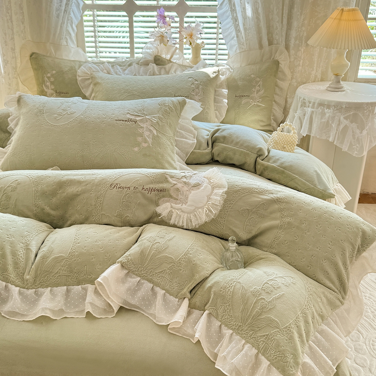 91家纺网 家纺一手货源 找家纺 艾唯希家纺 2025新款韩版全消光雕花绒花边四件套牛奶绒-铃兰花边系列 铃兰-绿