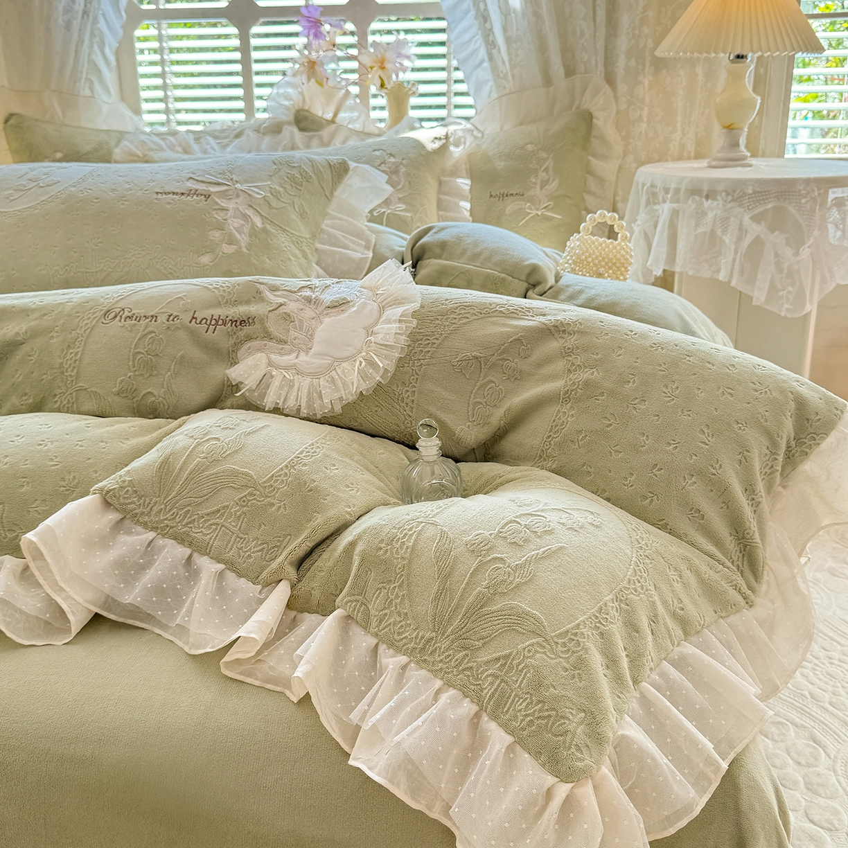 91家纺网 家纺一手货源 找家纺 艾唯希家纺 2025新款韩版全消光雕花绒花边四件套牛奶绒-铃兰花边系列 铃兰-绿