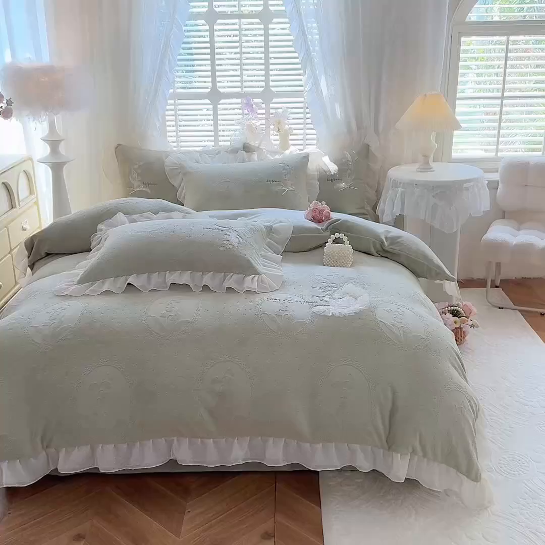91家纺网 家纺一手货源 找家纺 艾唯希家纺 2025新款韩版全消光雕花绒花边四件套牛奶绒-铃兰花边系列 铃兰-绿