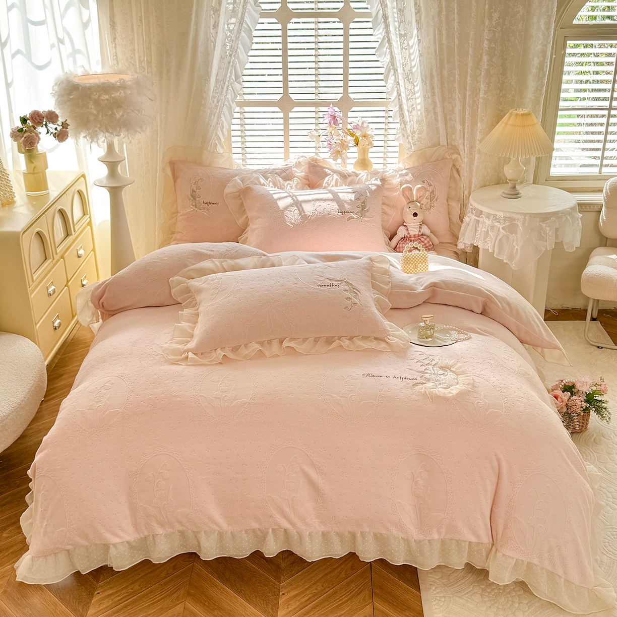 91家纺网 家纺一手货源 找家纺 艾唯希家纺 2025新款韩版全消光雕花绒花边四件套牛奶绒-铃兰花边系列 铃兰-粉