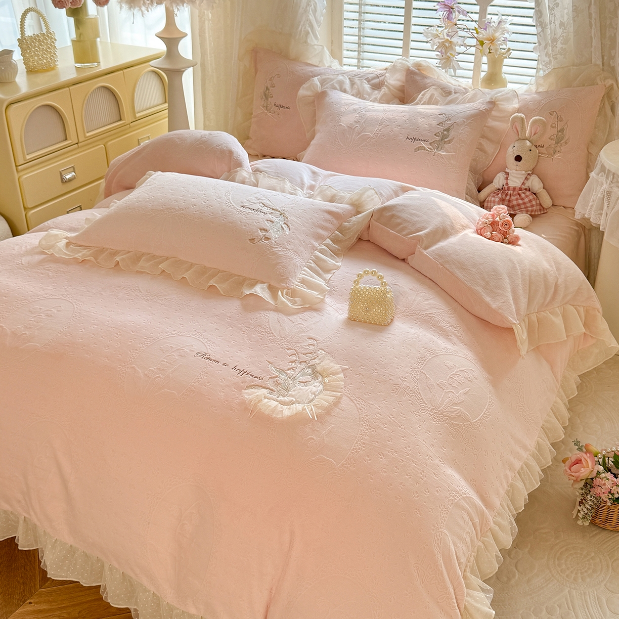 91家纺网 家纺一手货源 找家纺 艾唯希家纺 2025新款韩版全消光雕花绒花边四件套牛奶绒-铃兰花边系列 铃兰-粉