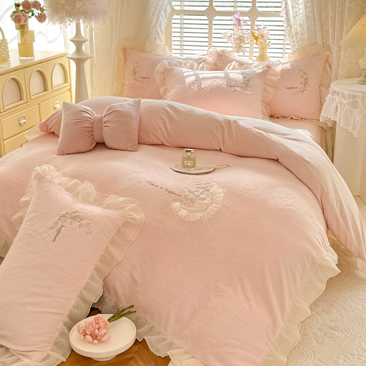 91家纺网 家纺一手货源 找家纺 艾唯希家纺 2025新款韩版全消光雕花绒花边四件套牛奶绒-铃兰花边系列 铃兰-粉