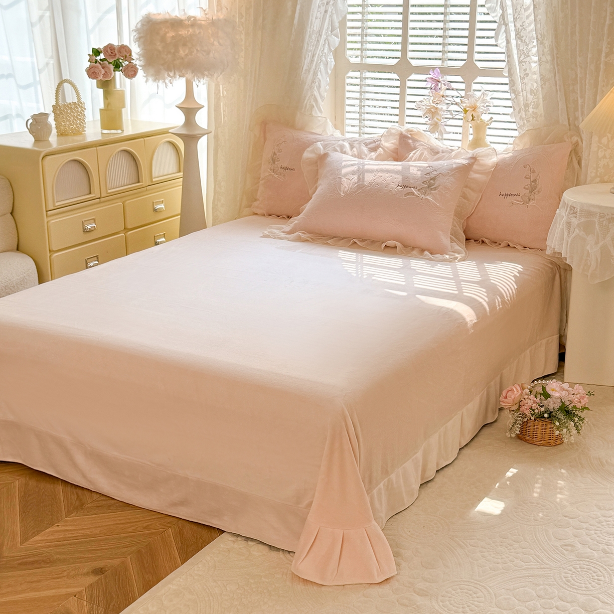 91家纺网 家纺一手货源 找家纺 艾唯希家纺 2025新款韩版全消光雕花绒花边四件套牛奶绒-铃兰花边系列 铃兰-粉