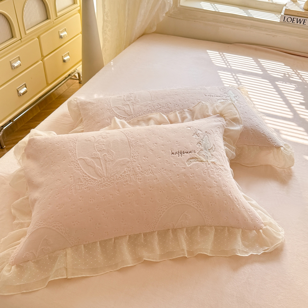 91家纺网 家纺一手货源 找家纺 艾唯希家纺 2025新款韩版全消光雕花绒花边四件套牛奶绒-铃兰花边系列 铃兰-粉