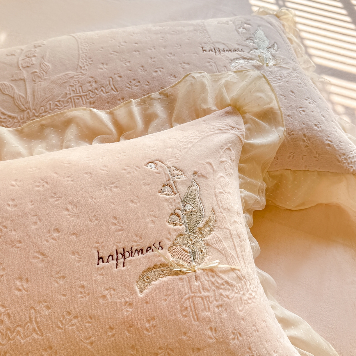 91家纺网 家纺一手货源 找家纺 艾唯希家纺 2025新款韩版全消光雕花绒花边四件套牛奶绒-铃兰花边系列 铃兰-粉