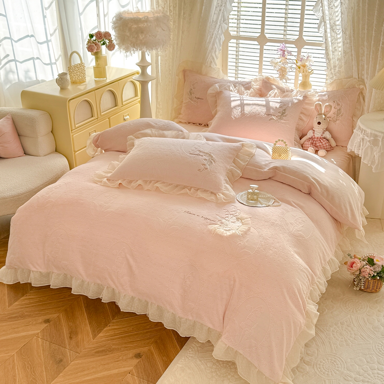 91家纺网 家纺一手货源 找家纺 艾唯希家纺 2025新款韩版全消光雕花绒花边四件套牛奶绒-铃兰花边系列 铃兰-粉