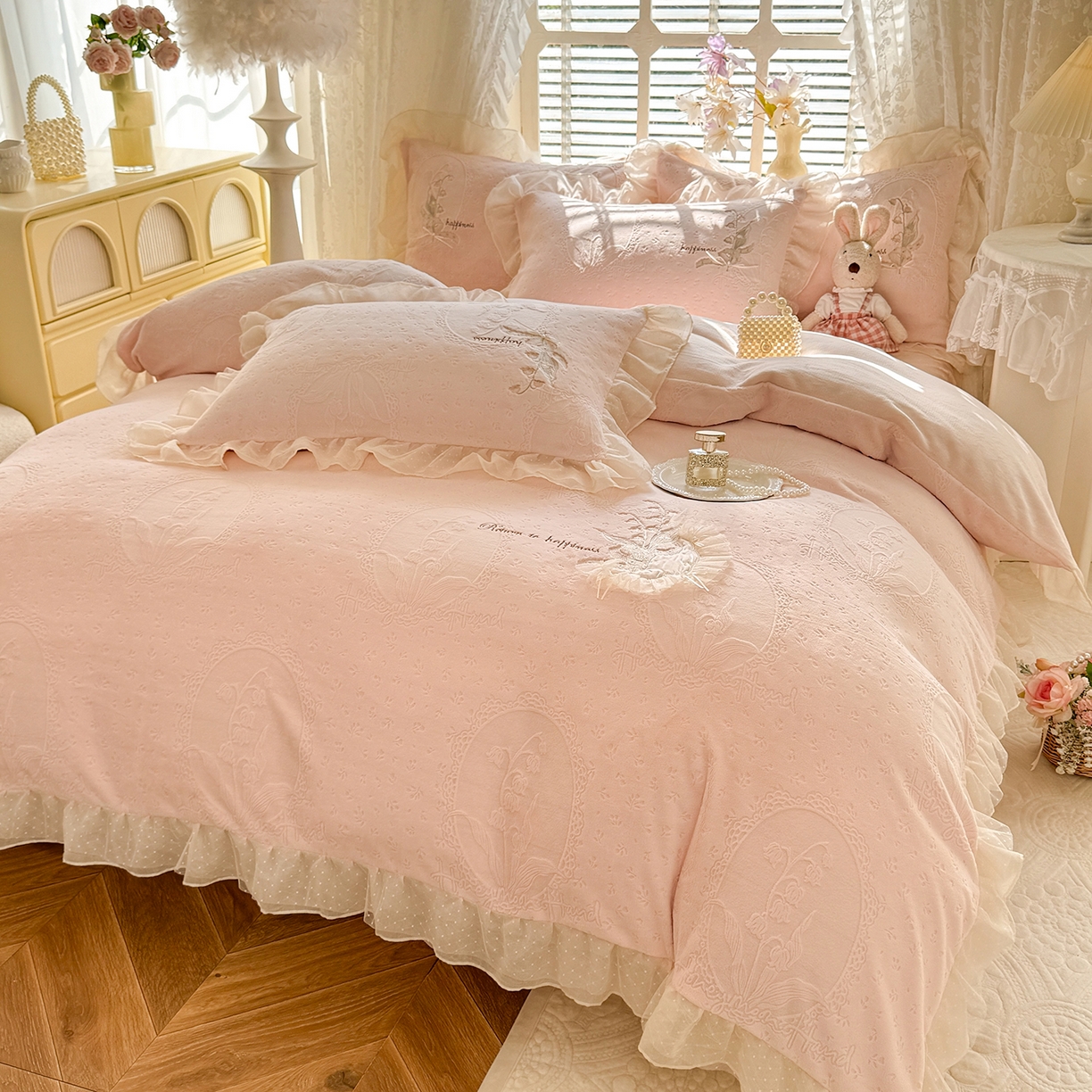 91家纺网 家纺一手货源 找家纺 艾唯希家纺 2025新款韩版全消光雕花绒花边四件套牛奶绒-铃兰花边系列 铃兰-粉