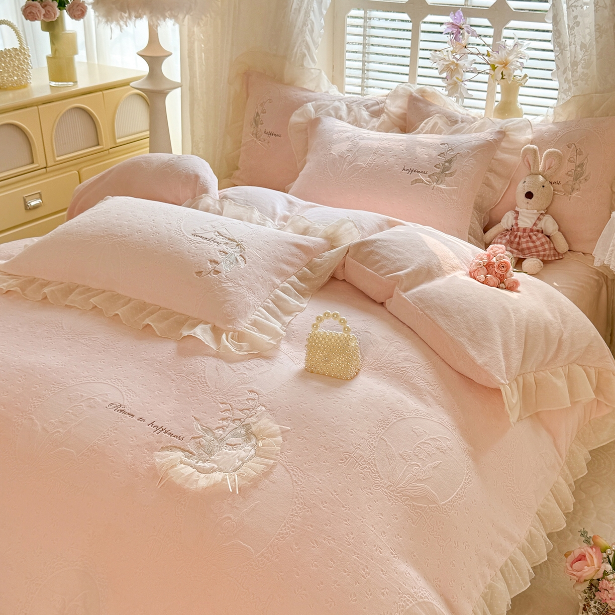 91家纺网 家纺一手货源 找家纺 艾唯希家纺 2025新款韩版全消光雕花绒花边四件套牛奶绒-铃兰花边系列 铃兰-粉