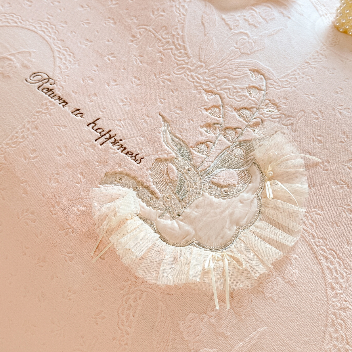 91家纺网 家纺一手货源 找家纺 艾唯希家纺 2025新款韩版全消光雕花绒花边四件套牛奶绒-铃兰花边系列 铃兰-粉