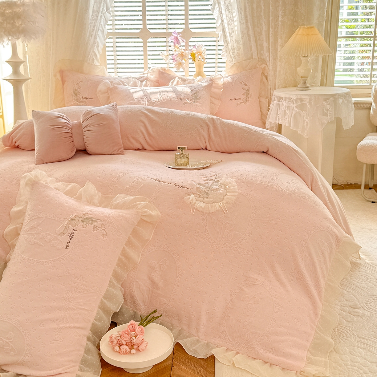 91家纺网 家纺一手货源 找家纺 艾唯希家纺 2025新款韩版全消光雕花绒花边四件套牛奶绒-铃兰花边系列 铃兰-粉