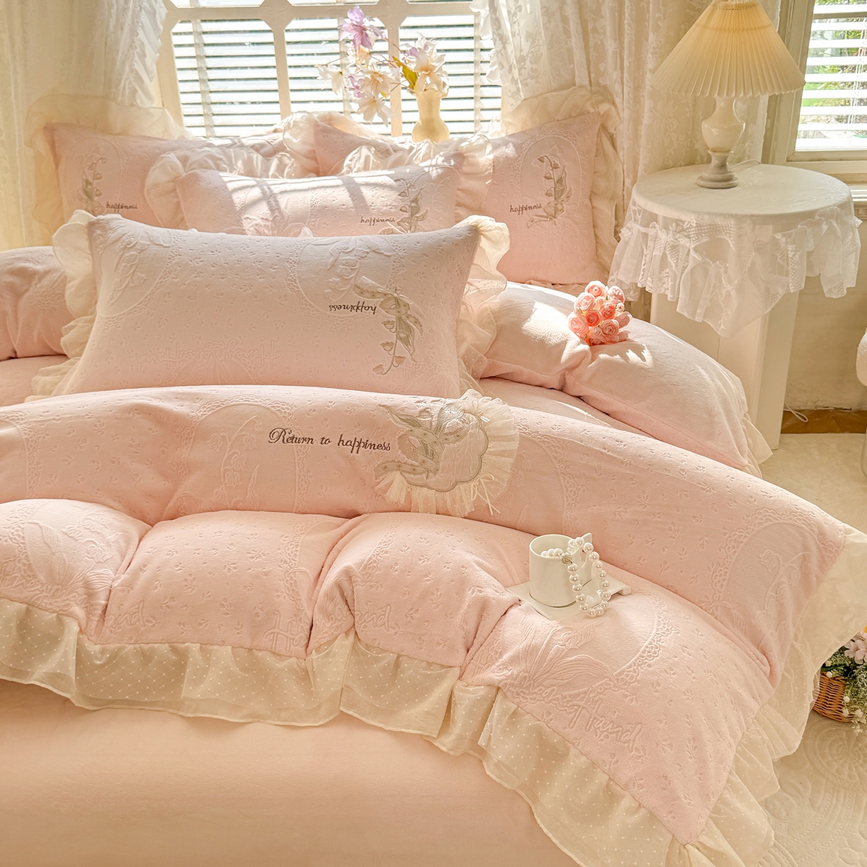 91家纺网 家纺一手货源 找家纺 艾唯希家纺 2025新款韩版全消光雕花绒花边四件套牛奶绒-铃兰花边系列 铃兰-粉