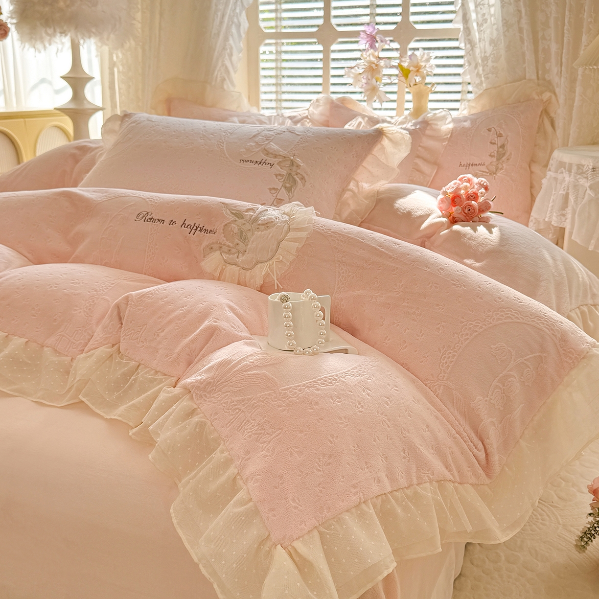 91家纺网 家纺一手货源 找家纺 艾唯希家纺 2025新款韩版全消光雕花绒花边四件套牛奶绒-铃兰花边系列 铃兰-粉