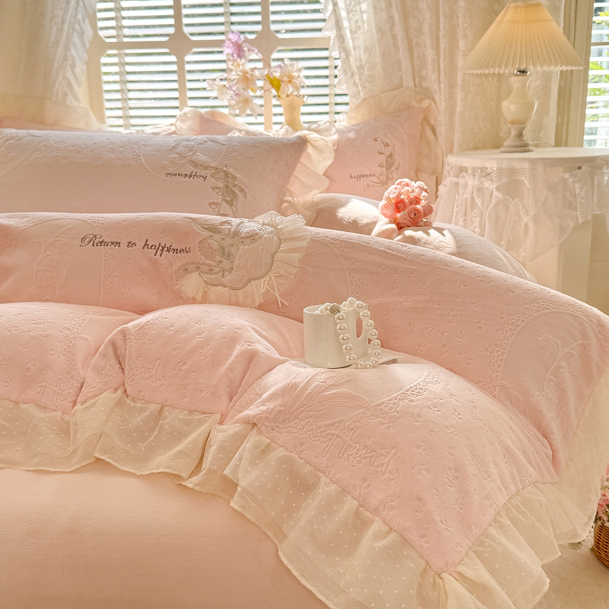 91家纺网 家纺一手货源 找家纺 艾唯希家纺 2025新款韩版全消光雕花绒花边四件套牛奶绒-铃兰花边系列 铃兰-粉