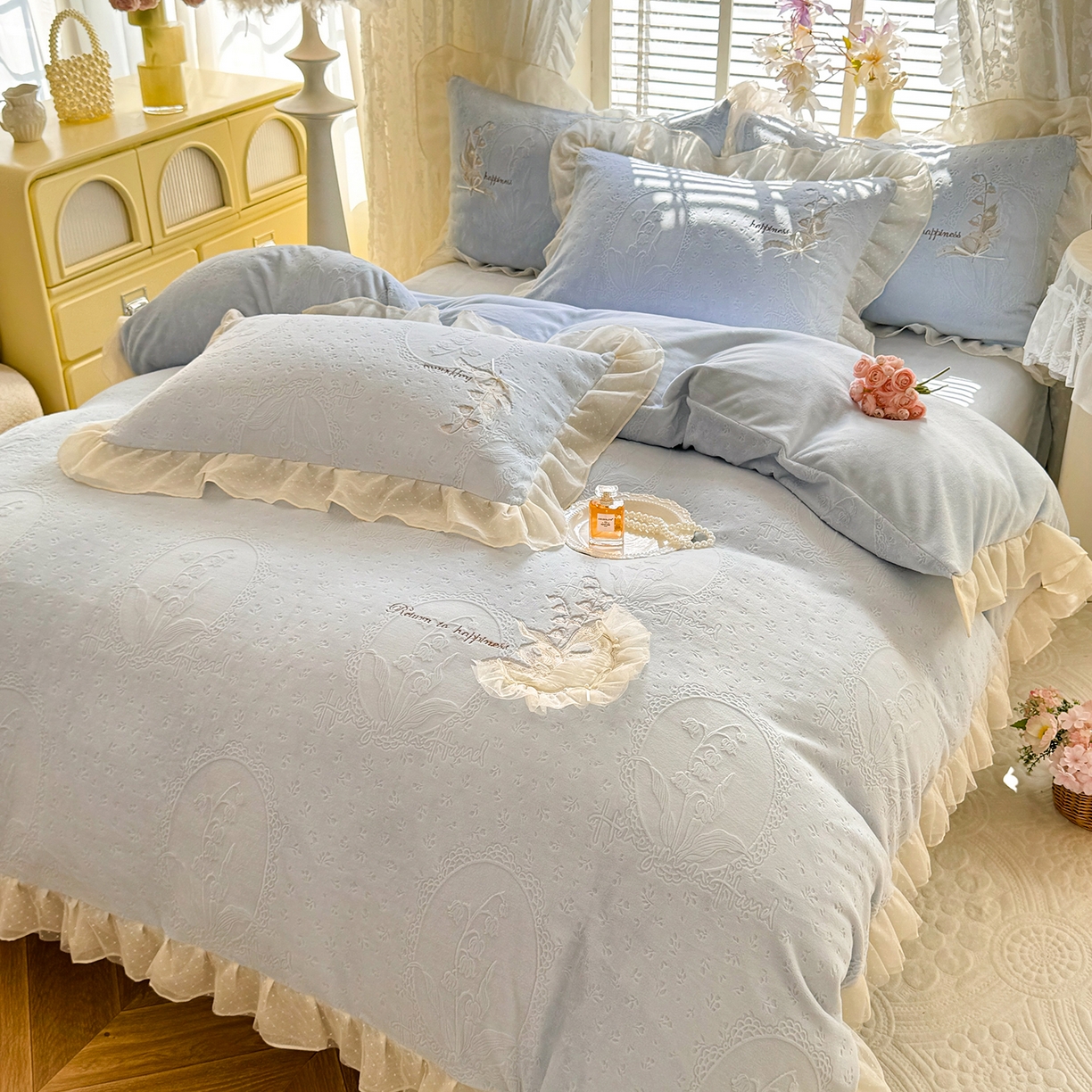 91家纺网 家纺一手货源 找家纺 艾唯希家纺 2025新款韩版全消光雕花绒花边四件套牛奶绒-铃兰花边系列 铃兰-蓝