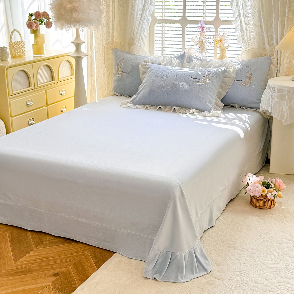 91家纺网 家纺一手货源 找家纺 艾唯希家纺 2025新款韩版全消光雕花绒花边四件套牛奶绒-铃兰花边系列 铃兰-蓝