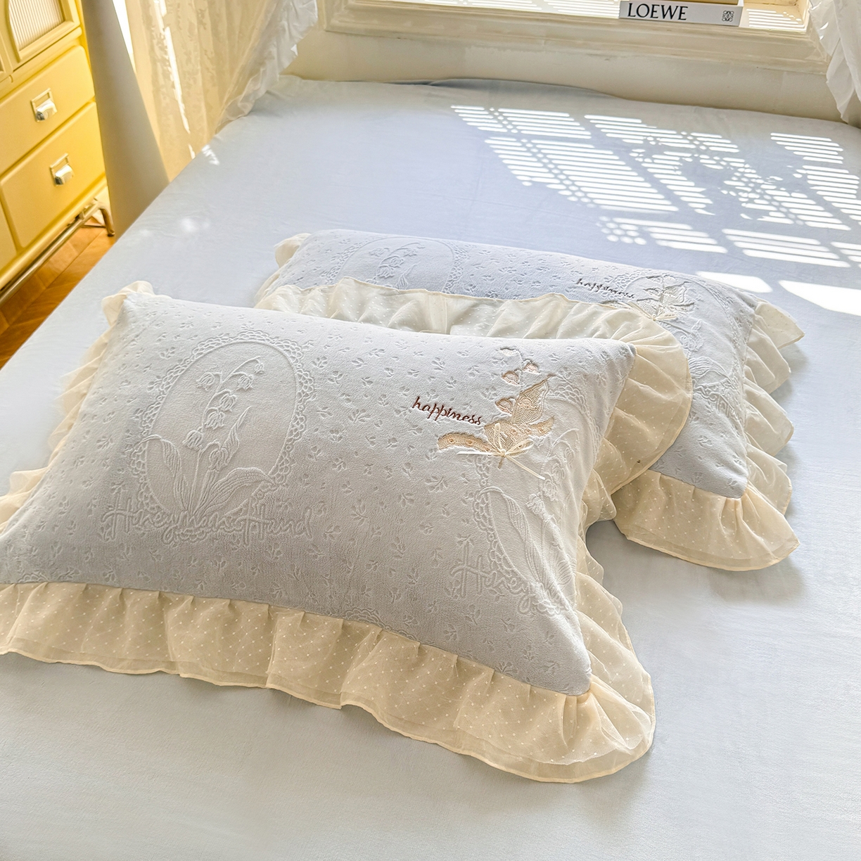 91家纺网 家纺一手货源 找家纺 艾唯希家纺 2025新款韩版全消光雕花绒花边四件套牛奶绒-铃兰花边系列 铃兰-蓝