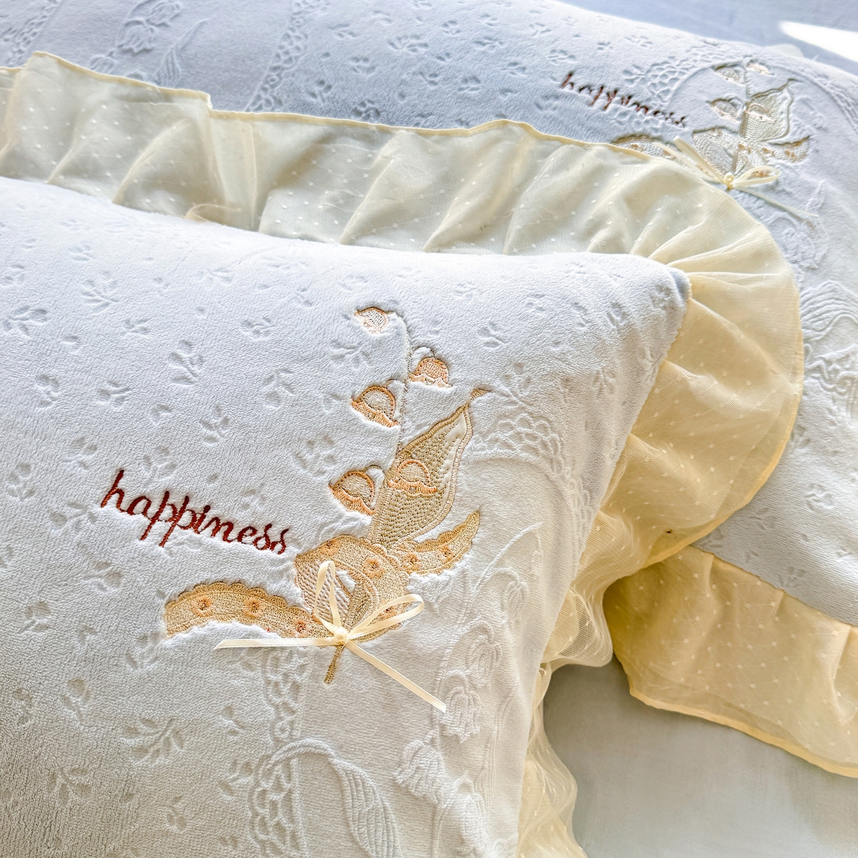 91家纺网 家纺一手货源 找家纺 艾唯希家纺 2025新款韩版全消光雕花绒花边四件套牛奶绒-铃兰花边系列 铃兰-蓝