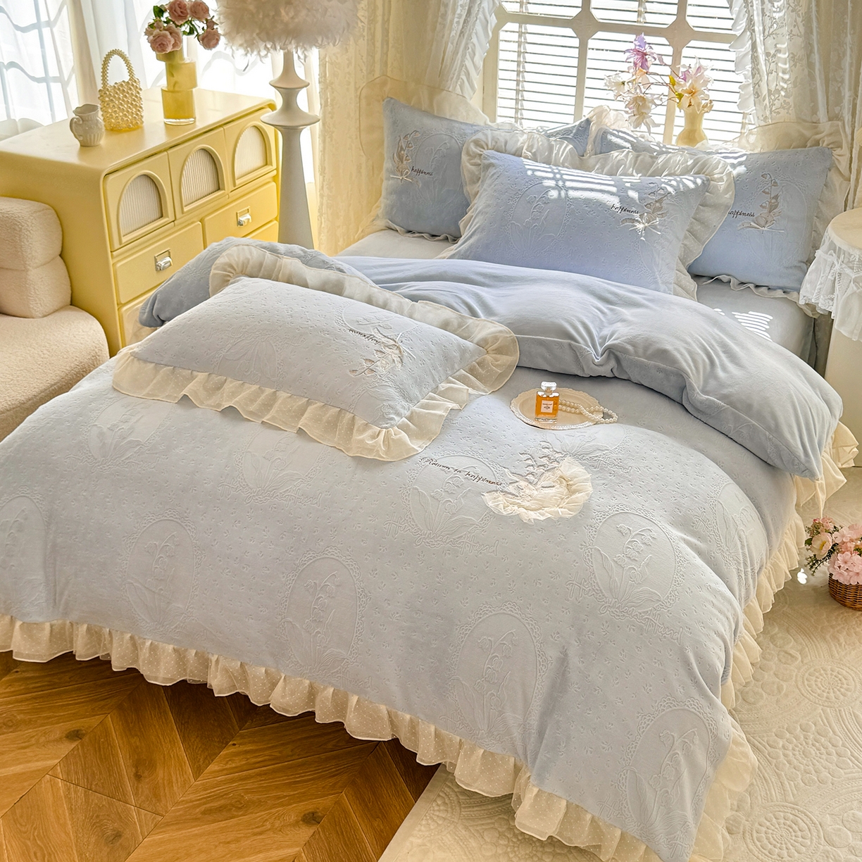 91家纺网 家纺一手货源 找家纺 艾唯希家纺 2025新款韩版全消光雕花绒花边四件套牛奶绒-铃兰花边系列 铃兰-蓝