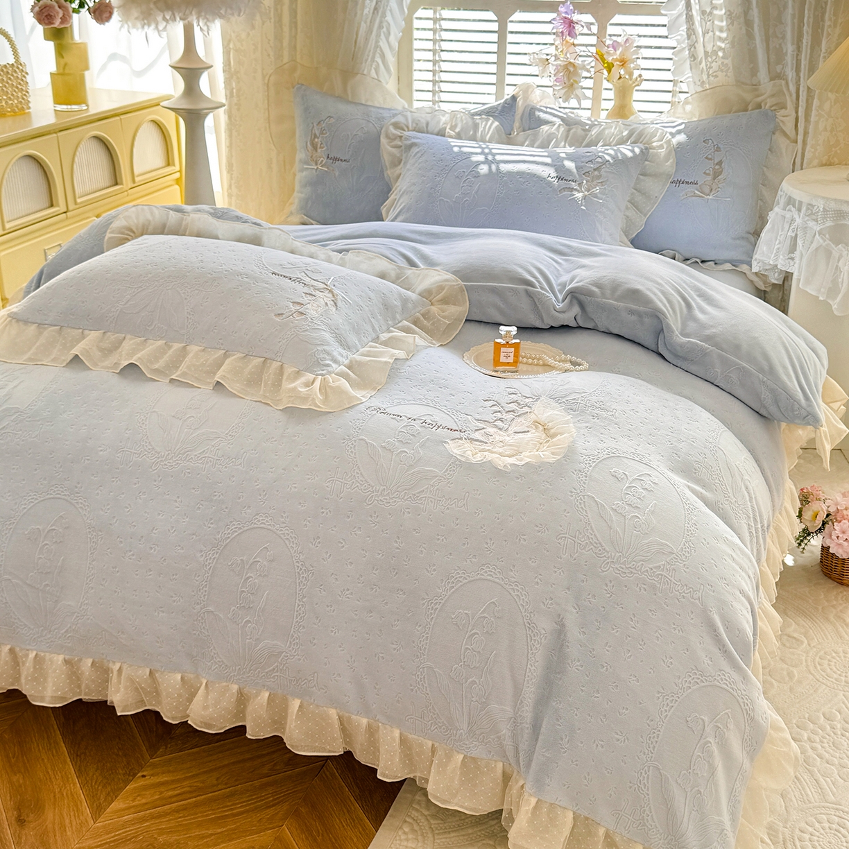 91家纺网 家纺一手货源 找家纺 艾唯希家纺 2025新款韩版全消光雕花绒花边四件套牛奶绒-铃兰花边系列 铃兰-蓝