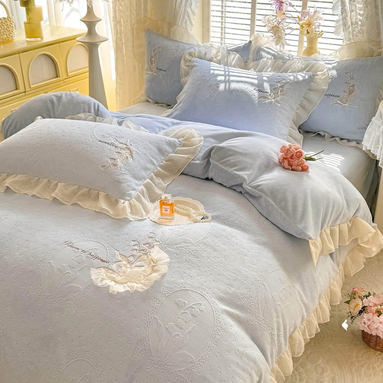 91家纺网 家纺一手货源 找家纺 艾唯希家纺 2025新款韩版全消光雕花绒花边四件套牛奶绒-铃兰花边系列 铃兰-蓝