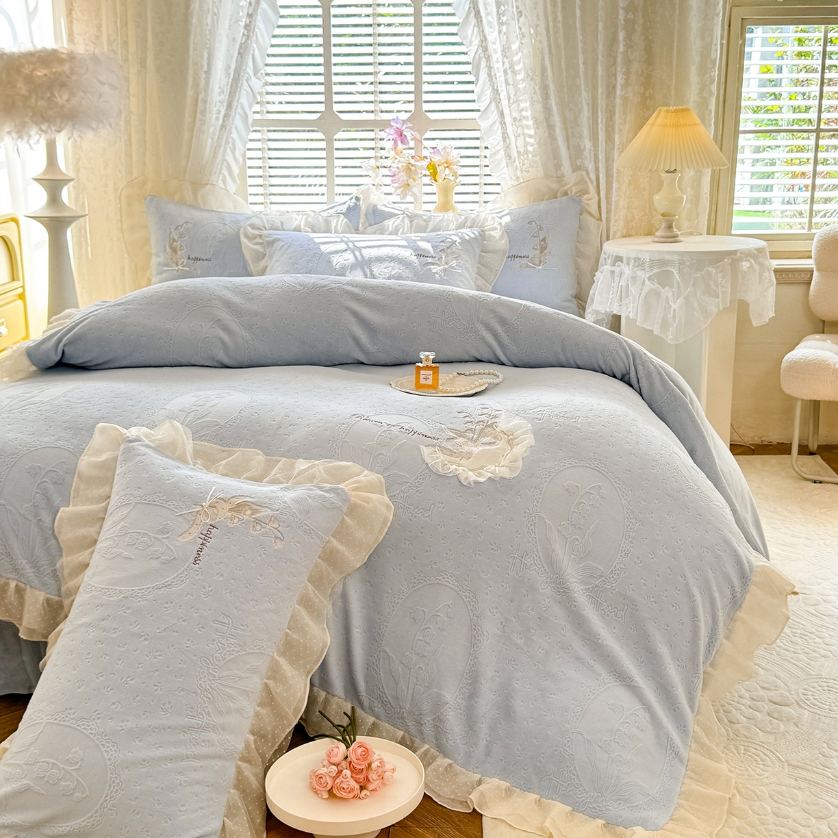 91家纺网 家纺一手货源 找家纺 艾唯希家纺 2025新款韩版全消光雕花绒花边四件套牛奶绒-铃兰花边系列 铃兰-蓝