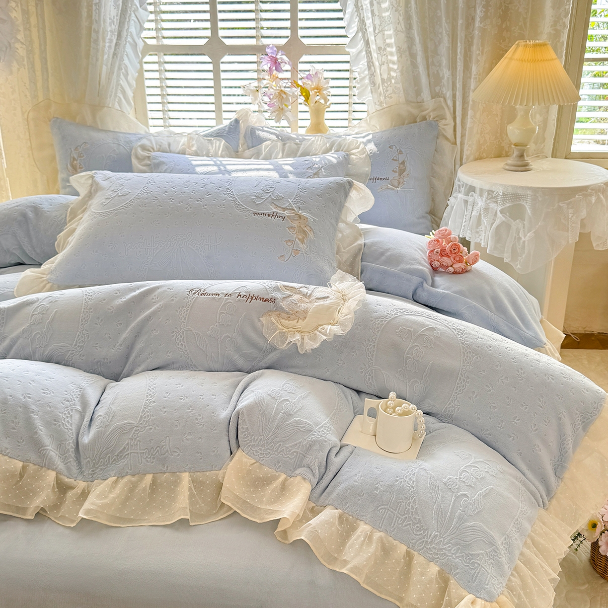 91家纺网 家纺一手货源 找家纺 艾唯希家纺 2025新款韩版全消光雕花绒花边四件套牛奶绒-铃兰花边系列 铃兰-蓝