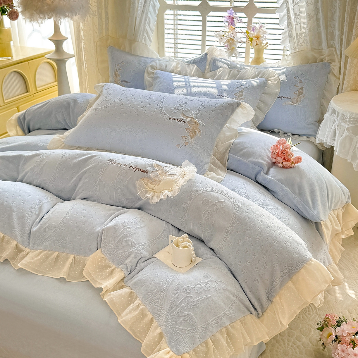 91家纺网 家纺一手货源 找家纺 艾唯希家纺 2025新款韩版全消光雕花绒花边四件套牛奶绒-铃兰花边系列 铃兰-蓝