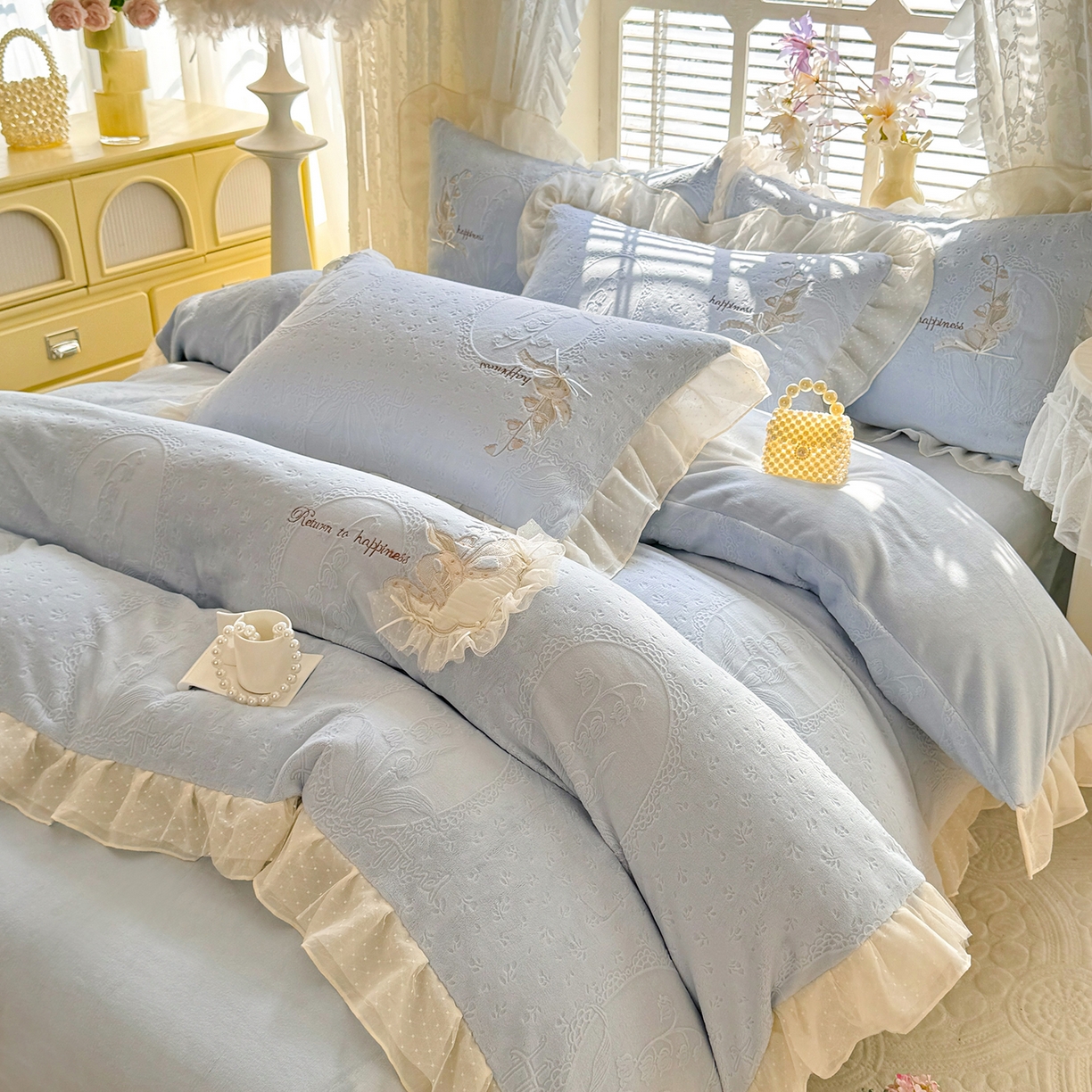 91家纺网 家纺一手货源 找家纺 艾唯希家纺 2025新款韩版全消光雕花绒花边四件套牛奶绒-铃兰花边系列 铃兰-蓝