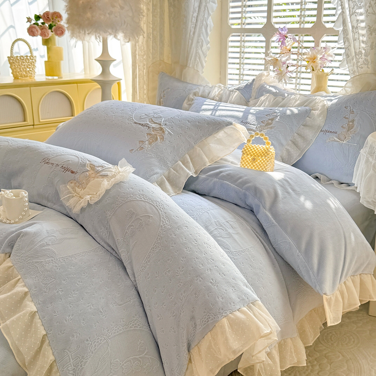 91家纺网 家纺一手货源 找家纺 艾唯希家纺 2025新款韩版全消光雕花绒花边四件套牛奶绒-铃兰花边系列 铃兰-蓝