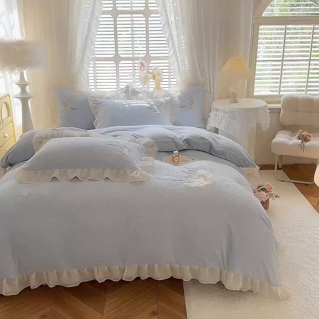 91家纺网 家纺一手货源 找家纺 艾唯希家纺 2025新款韩版全消光雕花绒花边四件套牛奶绒-铃兰花边系列 铃兰-蓝