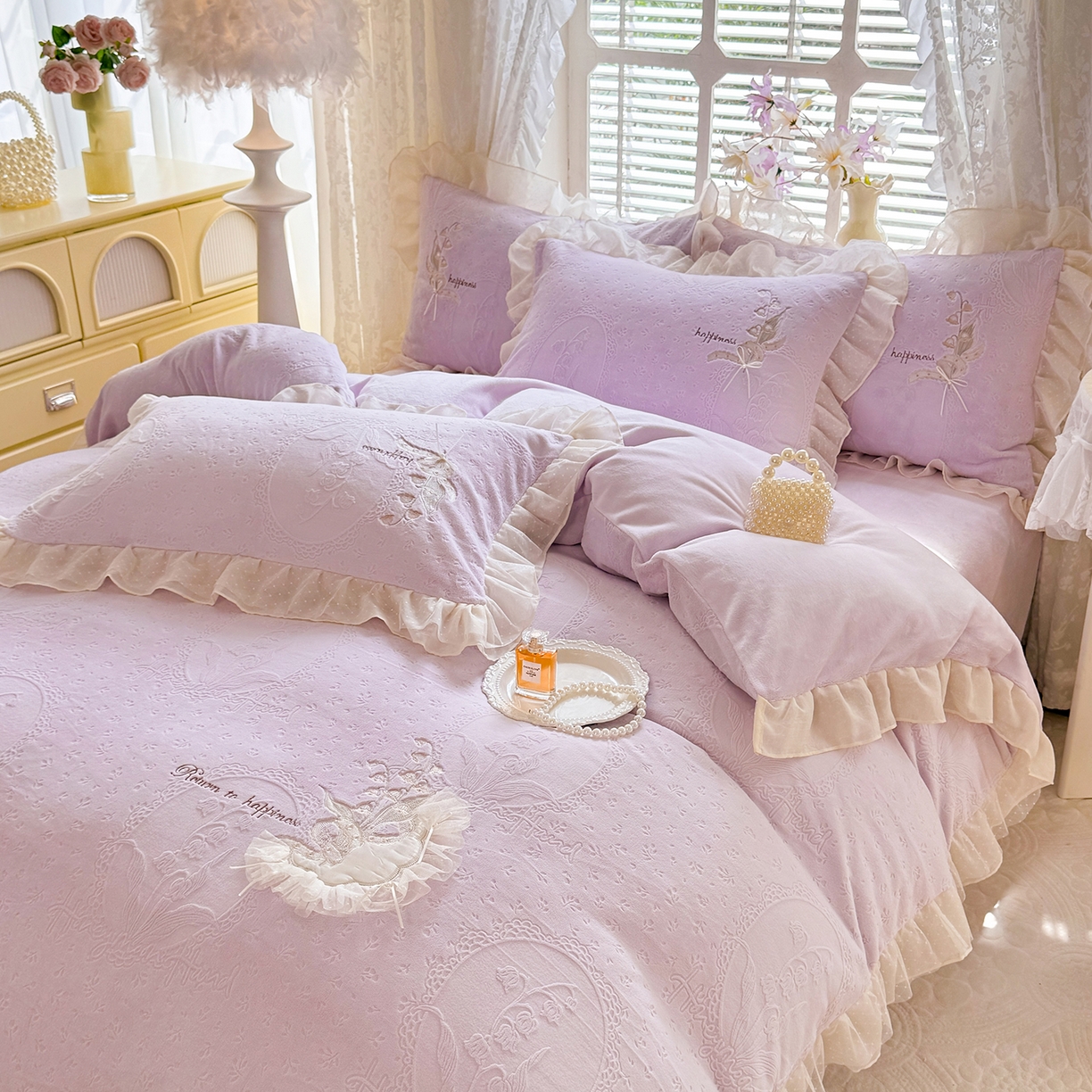 91家纺网 家纺一手货源 找家纺 艾唯希家纺 2025新款韩版全消光雕花绒花边四件套牛奶绒-铃兰花边系列 铃兰-浅紫