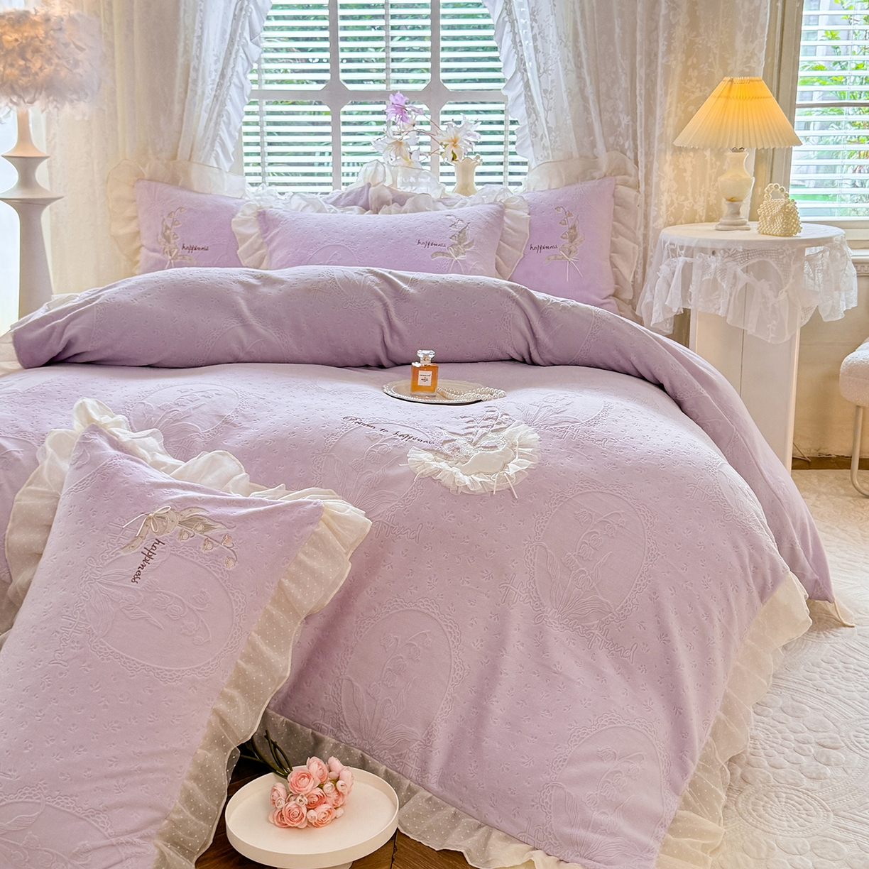 91家纺网 家纺一手货源 找家纺 艾唯希家纺 2025新款韩版全消光雕花绒花边四件套牛奶绒-铃兰花边系列 铃兰-浅紫