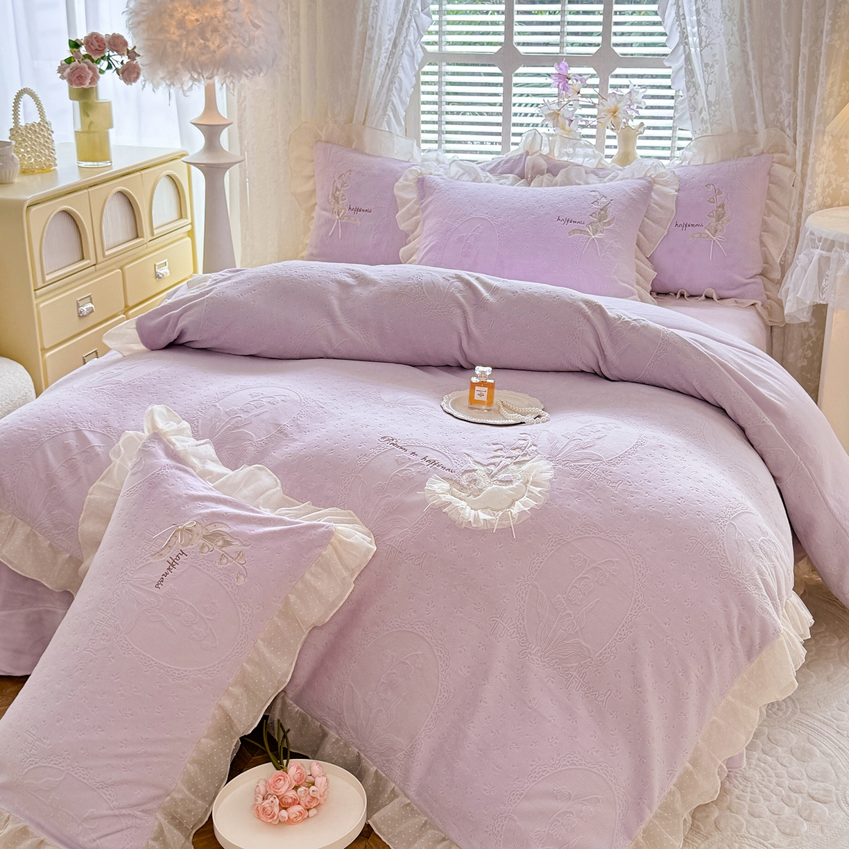 91家纺网 家纺一手货源 找家纺 艾唯希家纺 2025新款韩版全消光雕花绒花边四件套牛奶绒-铃兰花边系列 铃兰-浅紫