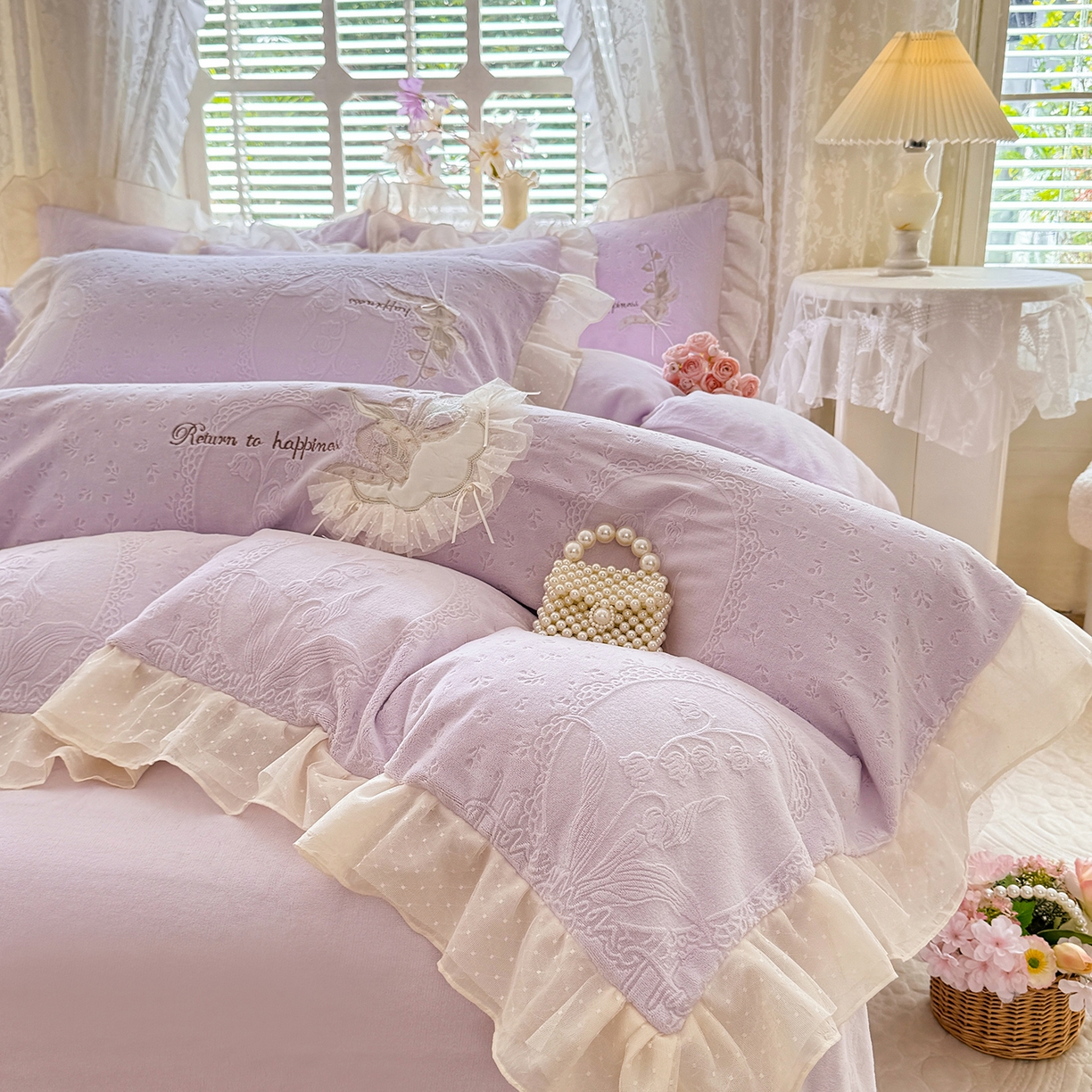 91家纺网 家纺一手货源 找家纺 艾唯希家纺 2025新款韩版全消光雕花绒花边四件套牛奶绒-铃兰花边系列 铃兰-浅紫