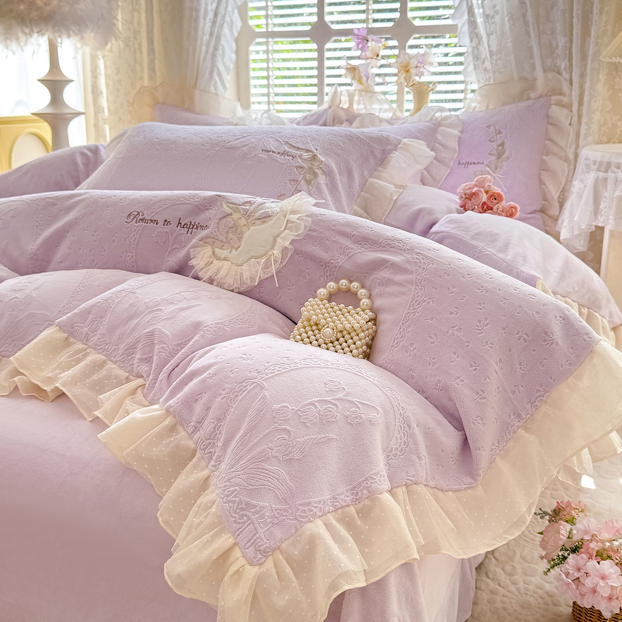 91家纺网 家纺一手货源 找家纺 艾唯希家纺 2025新款韩版全消光雕花绒花边四件套牛奶绒-铃兰花边系列 铃兰-浅紫