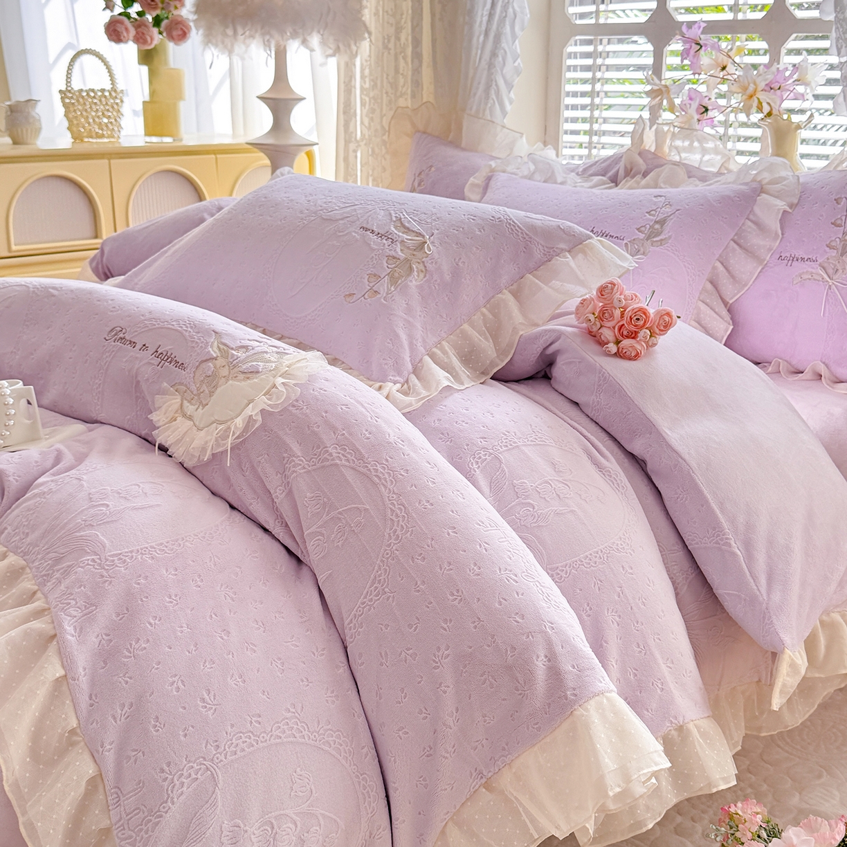 91家纺网 家纺一手货源 找家纺 艾唯希家纺 2025新款韩版全消光雕花绒花边四件套牛奶绒-铃兰花边系列 铃兰-浅紫