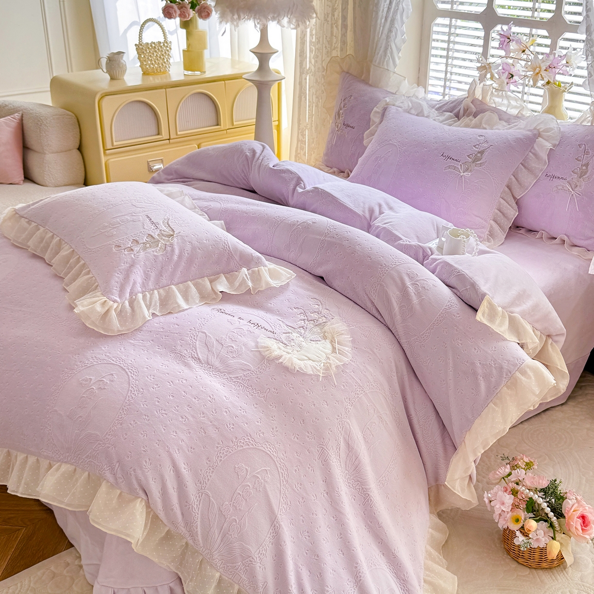 91家纺网 家纺一手货源 找家纺 艾唯希家纺 2025新款韩版全消光雕花绒花边四件套牛奶绒-铃兰花边系列 铃兰-浅紫