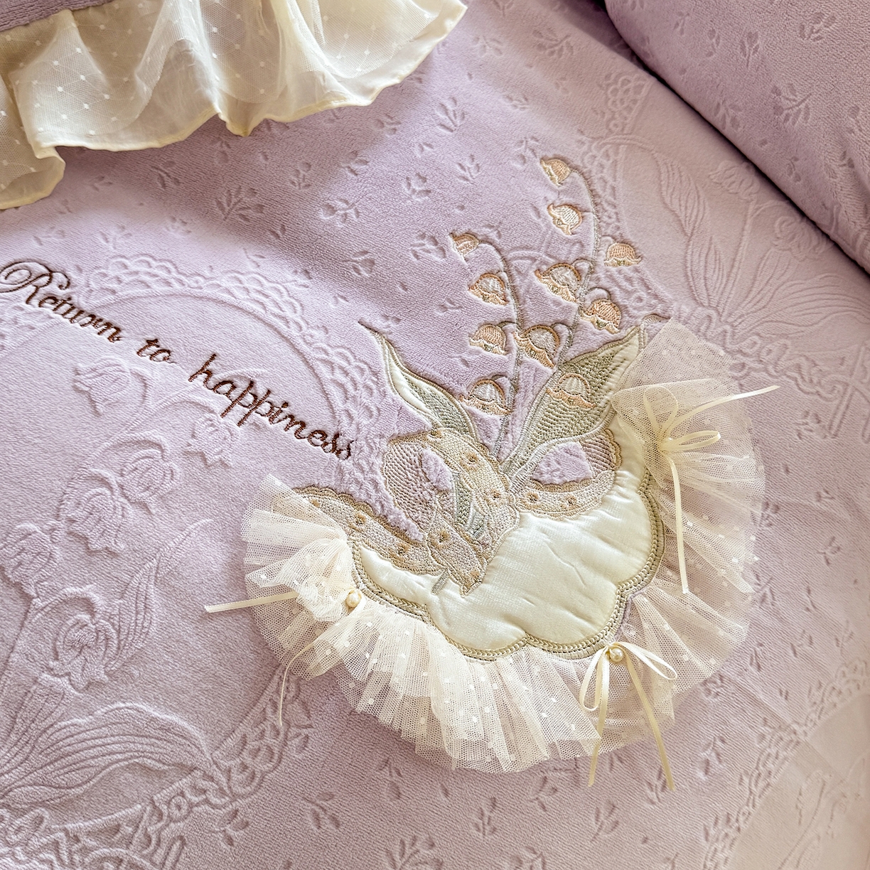 91家纺网 家纺一手货源 找家纺 艾唯希家纺 2025新款韩版全消光雕花绒花边四件套牛奶绒-铃兰花边系列 铃兰-浅紫