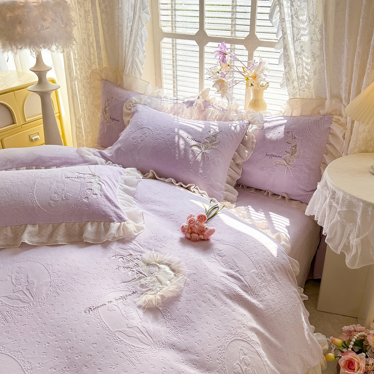 91家纺网 家纺一手货源 找家纺 艾唯希家纺 2025新款韩版全消光雕花绒花边四件套牛奶绒-铃兰花边系列 铃兰-浅紫