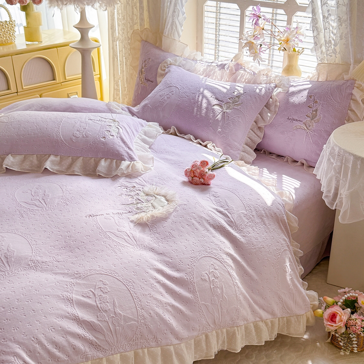 91家纺网 家纺一手货源 找家纺 艾唯希家纺 2025新款韩版全消光雕花绒花边四件套牛奶绒-铃兰花边系列 铃兰-浅紫