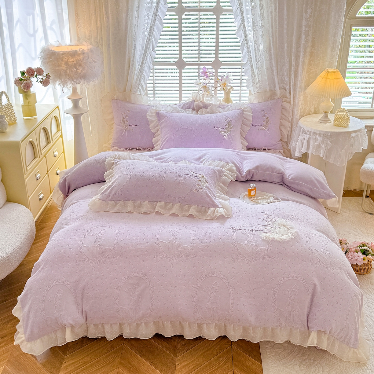 91家纺网 家纺一手货源 找家纺 艾唯希家纺 2025新款韩版全消光雕花绒花边四件套牛奶绒-铃兰花边系列 铃兰-浅紫