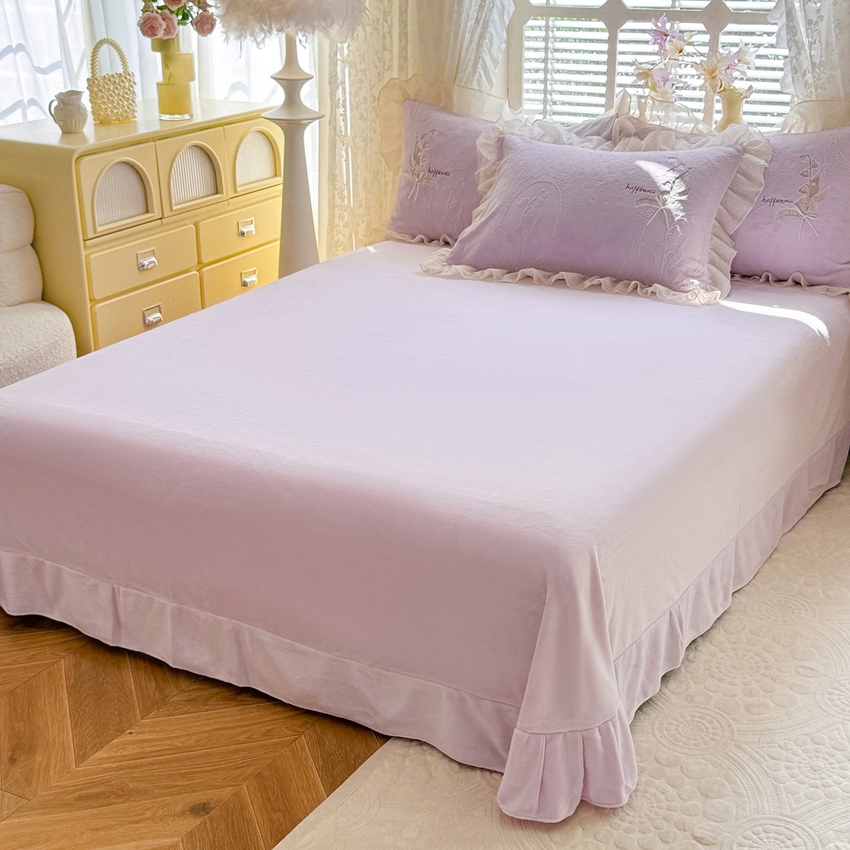 91家纺网 家纺一手货源 找家纺 艾唯希家纺 2025新款韩版全消光雕花绒花边四件套牛奶绒-铃兰花边系列 铃兰-浅紫