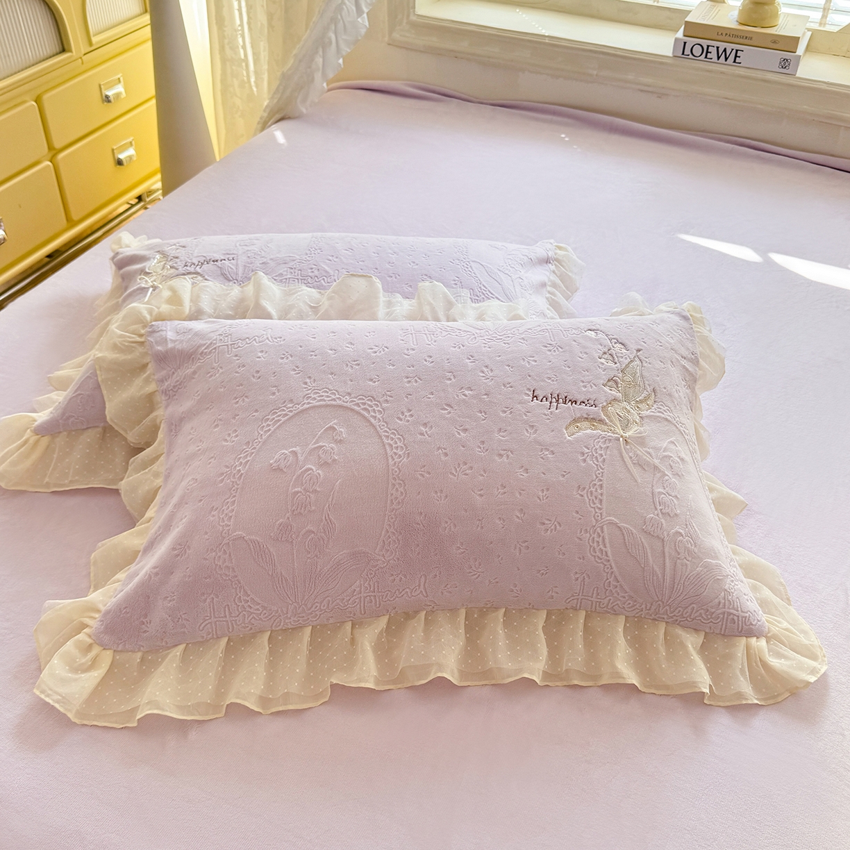 91家纺网 家纺一手货源 找家纺 艾唯希家纺 2025新款韩版全消光雕花绒花边四件套牛奶绒-铃兰花边系列 铃兰-浅紫