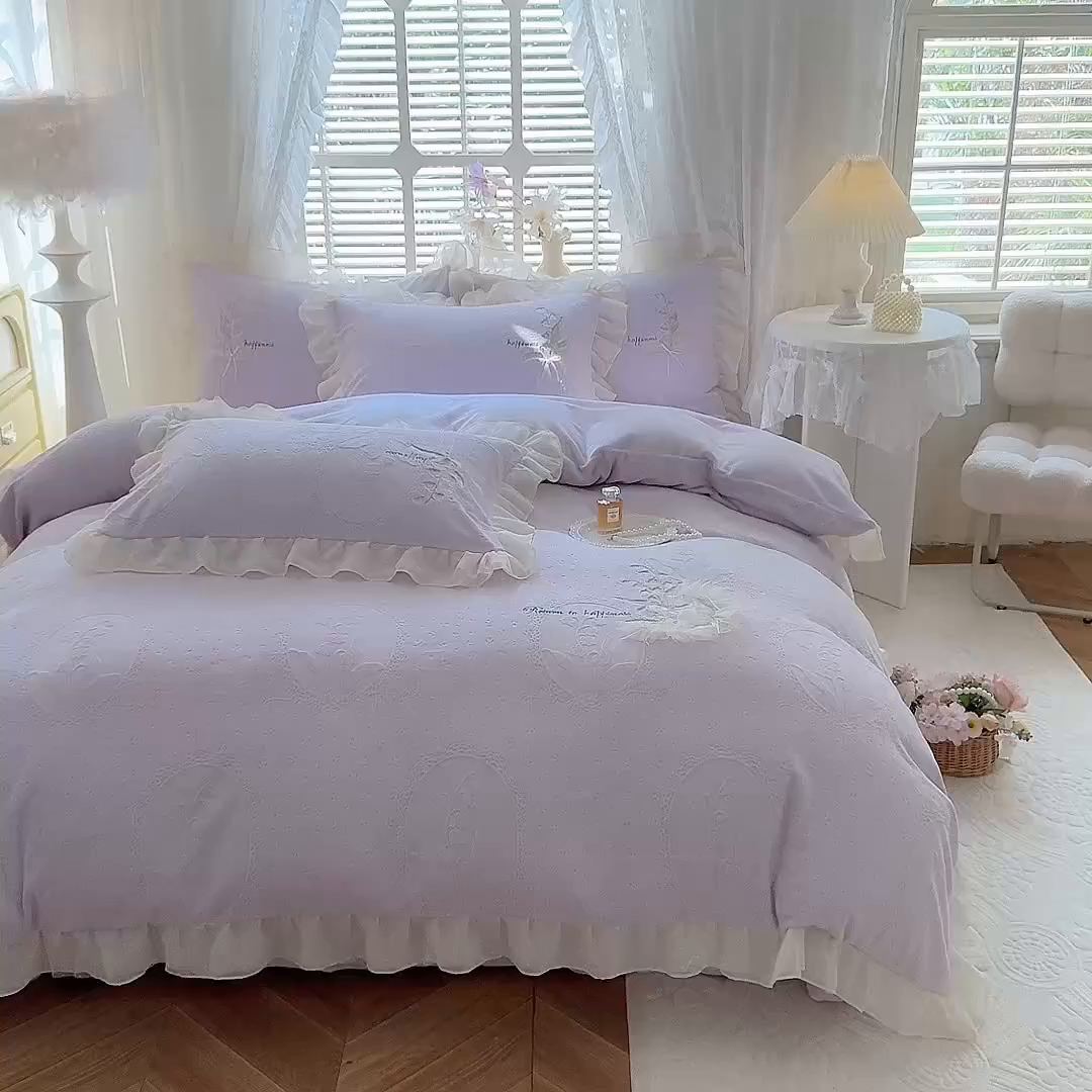 91家纺网 家纺一手货源 找家纺 艾唯希家纺 2025新款韩版全消光雕花绒花边四件套牛奶绒-铃兰花边系列 铃兰-浅紫