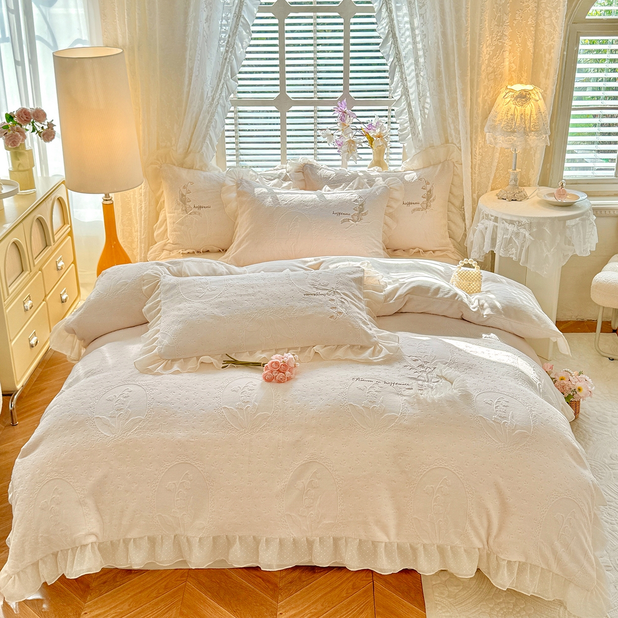 91家纺网 家纺一手货源 找家纺 艾唯希家纺 2025新款韩版全消光雕花绒花边四件套牛奶绒-铃兰花边系列 铃兰-米