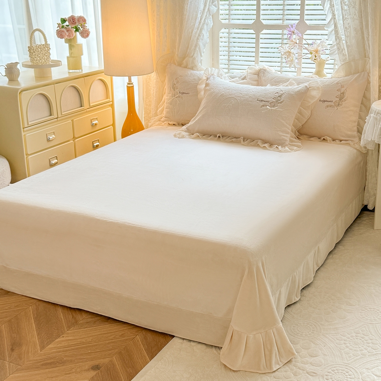 91家纺网 家纺一手货源 找家纺 艾唯希家纺 2025新款韩版全消光雕花绒花边四件套牛奶绒-铃兰花边系列 铃兰-米