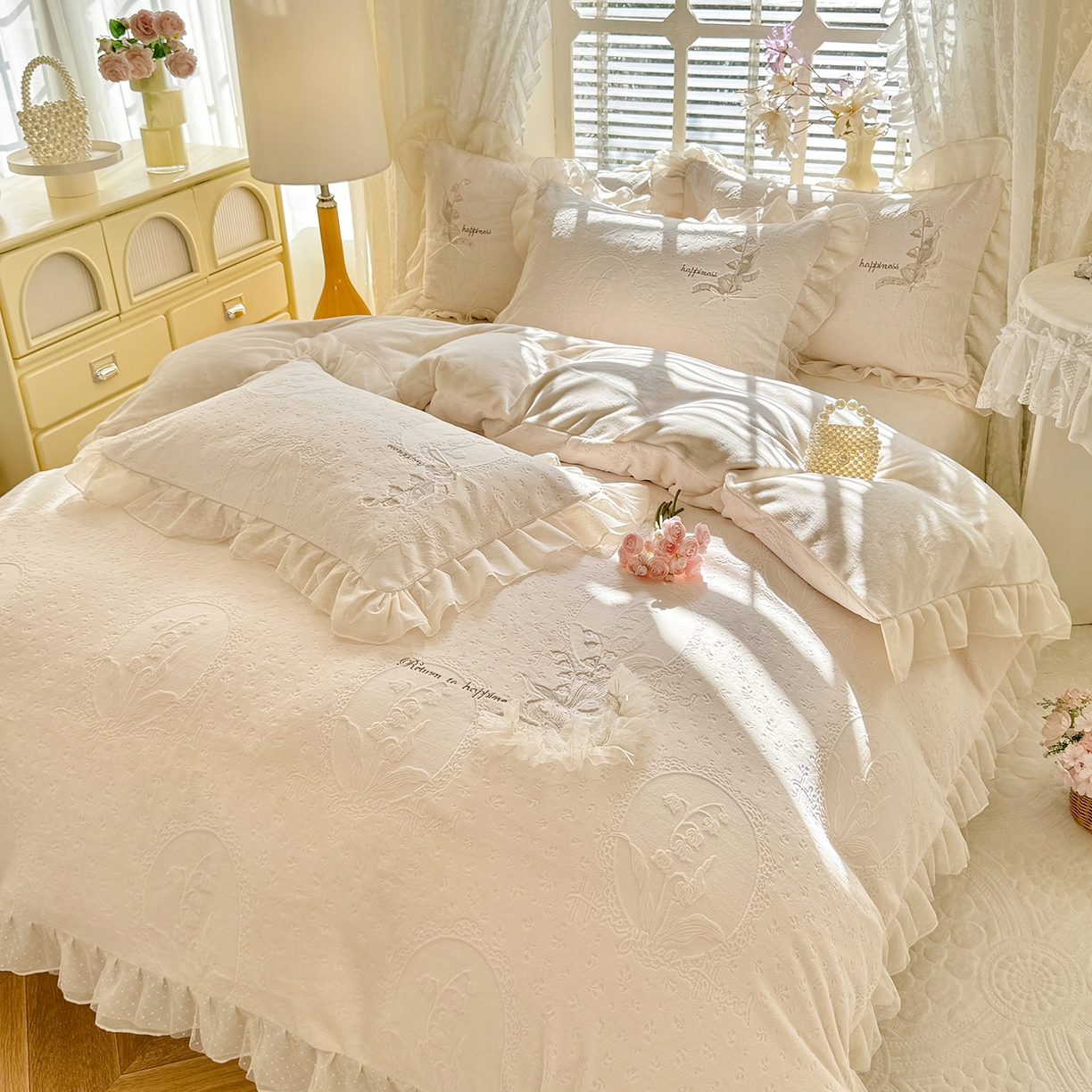 91家纺网 家纺一手货源 找家纺 艾唯希家纺 2025新款韩版全消光雕花绒花边四件套牛奶绒-铃兰花边系列 铃兰-米