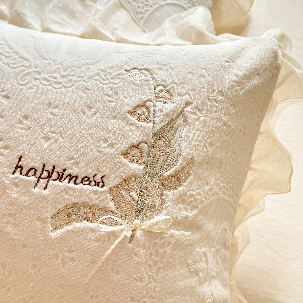 91家纺网 家纺一手货源 找家纺 艾唯希家纺 2025新款韩版全消光雕花绒花边四件套牛奶绒-铃兰花边系列 铃兰-米