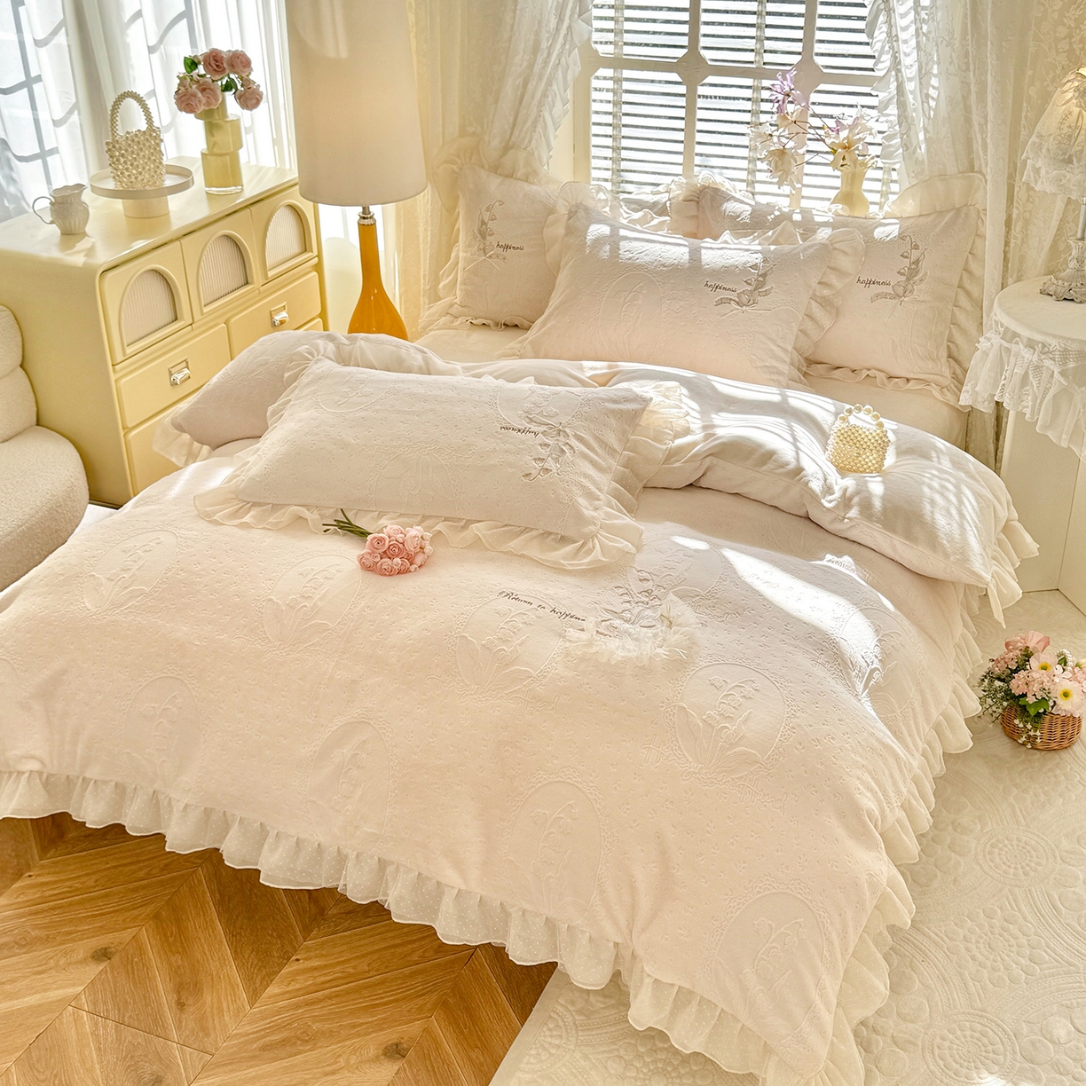 91家纺网 家纺一手货源 找家纺 艾唯希家纺 2025新款韩版全消光雕花绒花边四件套牛奶绒-铃兰花边系列 铃兰-米