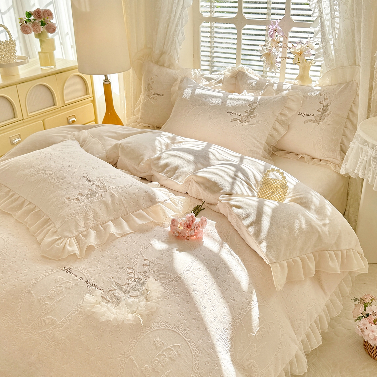 91家纺网 家纺一手货源 找家纺 艾唯希家纺 2025新款韩版全消光雕花绒花边四件套牛奶绒-铃兰花边系列 铃兰-米